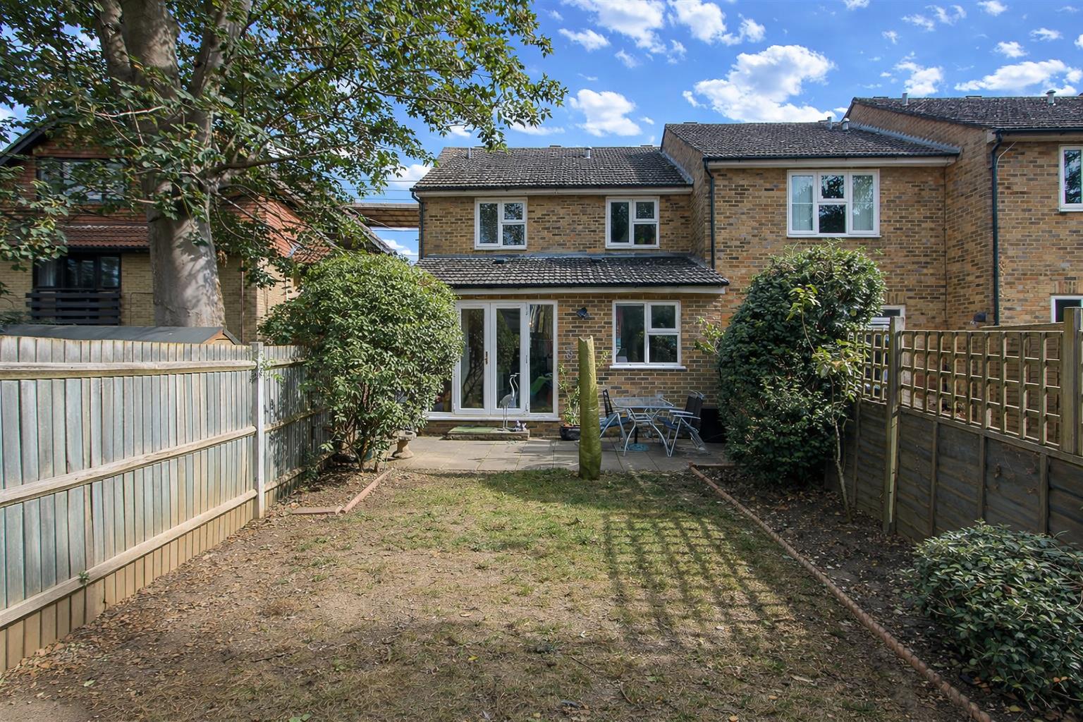 3 bed property in Sandy Lane North, Wallington